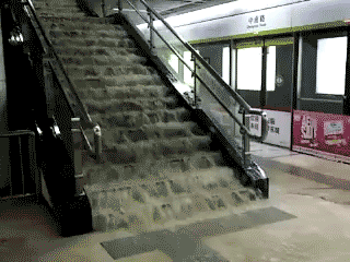 Nước lũ tại một trung tâm thương mại