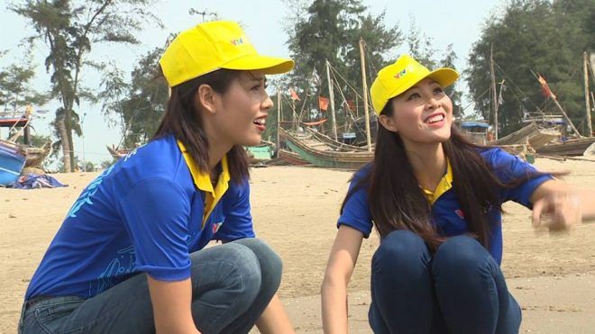 Cả hai hăng hái nhặt rác.