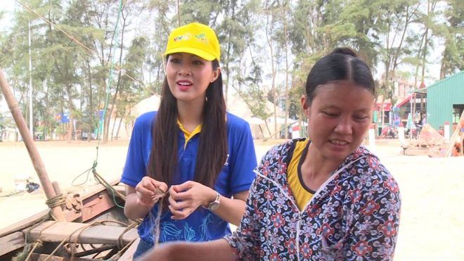 Trương Diệu Ngọc tiếp xúc với ngư dân ở Thanh Hóa.