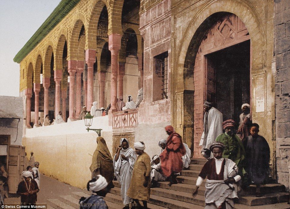 Thủ đô của Tunisia là nhà thờ Hồi giáo El-Zituna ở Tunis, được ghi nhận là một trung tâm xã hội đầy màu sắc, năm 1896