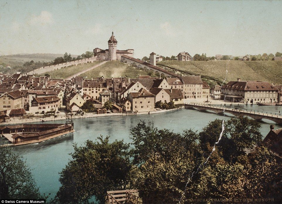 Munot ở Schaffhausen, Thụy Sĩ chụp năm 1893. Các pháo đài thế kỷ 16 vẫn còn được bao quanh bởi những vườn nho cho đến ngày nay