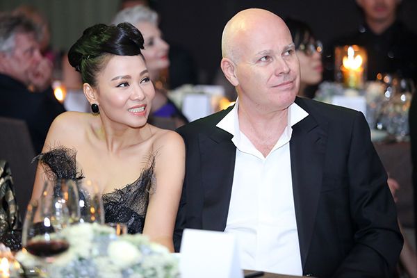 Thu Minh và chồng hạnh phúc trong một sự kiện