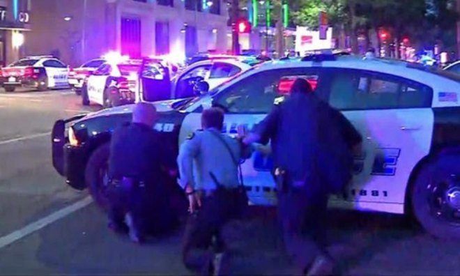 Lực lượng cảnh sát đấu súng với những kẻ bắn tỉa. Ảnh: NBC