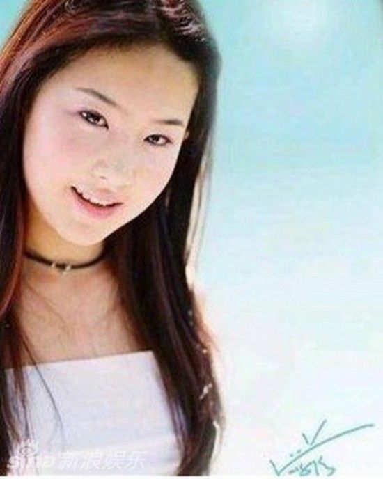 Cô có gương mặt đầy đặn, đáng yêu.