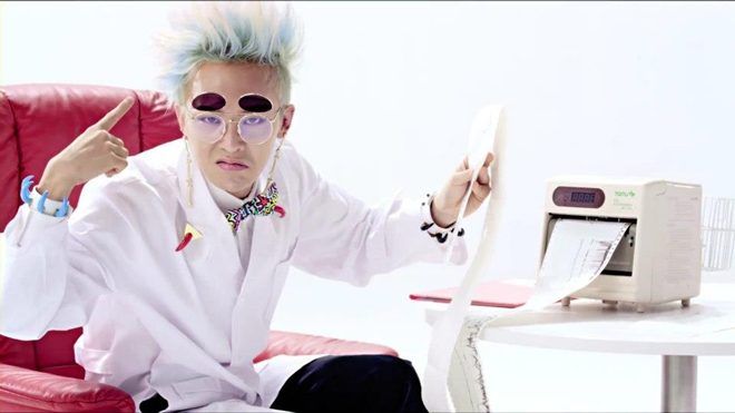 G-Dragon liên tục thay đổi hình tượng trong MV. Khi thì là một bác sĩ quái dị.