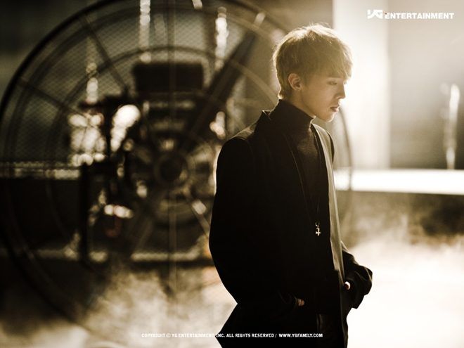 GD trong dáng vóc của một chàng trai thầm lặng bình thường không dám thổ lộ tình yêu.