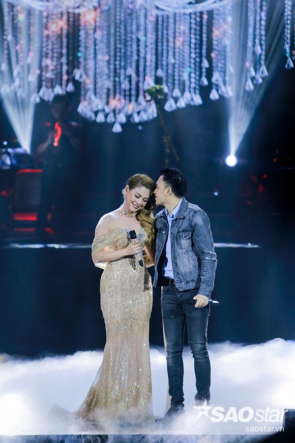 Mở màn là không gian phòng trà với ánh đèn màu, sân khấu và những tâm sự "kiếp cầm ca" của đời người nghệ sĩ qua các ca khúc: Đêm huyền diệu, Kiếp cầm ca, Liên khúc tình đời - Phận tơ tằm. Dương Triệu Vũ là khách mời đầu tiên xuất hiện.