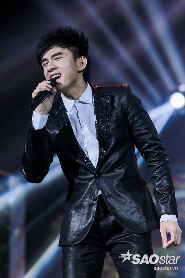 Sau đó, Đan Trường làm khán giả bất ngờ khi hát nhạc phẩm bolero nổi tiếng của nhạc sĩ Châu Kỳ - Con đường xưa em đi. Đây cũng là ca khúc mà học trò Trung Quang - quán quân Thần tượng Bolero nhận được nhiều sự ủng hộ của khán giả khi thể hiện.