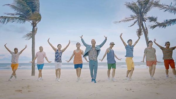 Sau khi đạo diễn kêu off máy thì cũng là lúc trận mưa lớn ập đến và cả đoàn phải kéo nhau chạy vào nhà.