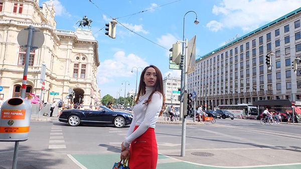 Giọng ca Sắc môi em hồng dịu dàng, nữ tính trên đường phố Vienna với áo trắn kết hợp chân váy đỏ