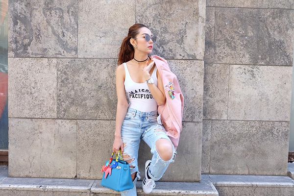 Minh Hằng không quên kết hợp với túi xách hàng hiệu màu xanh nước biển khá nổi bật.