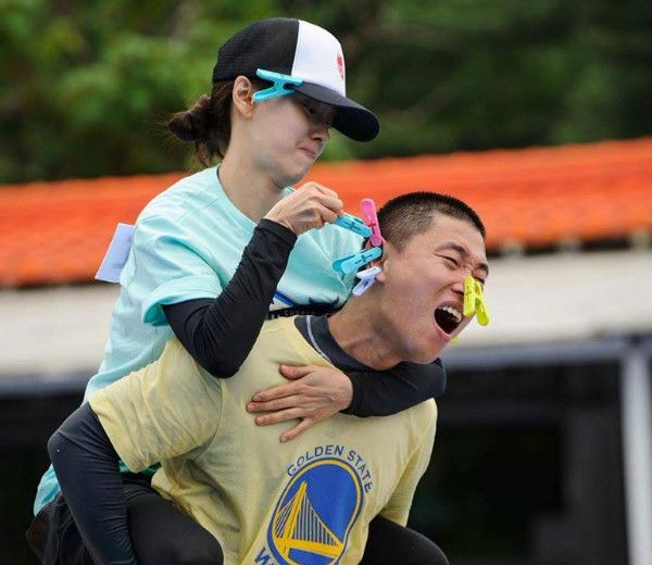 vừa hành hạ nhau.