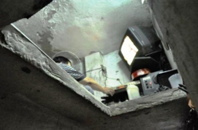 Không chỉ chật chội mà căn phòng anh Xuân đang ở có dấu hiệu xuống cấp nghiêm trọng khi vữa tường thường xuyên tróc từng mảng.