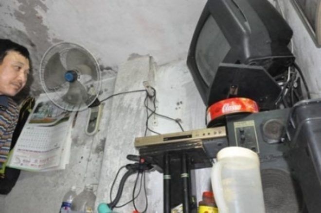 Chỉ cần đặt một chiếc ti vi nhỏ đã chiếm cả một không gian lớn trong căn phòng 5m2.