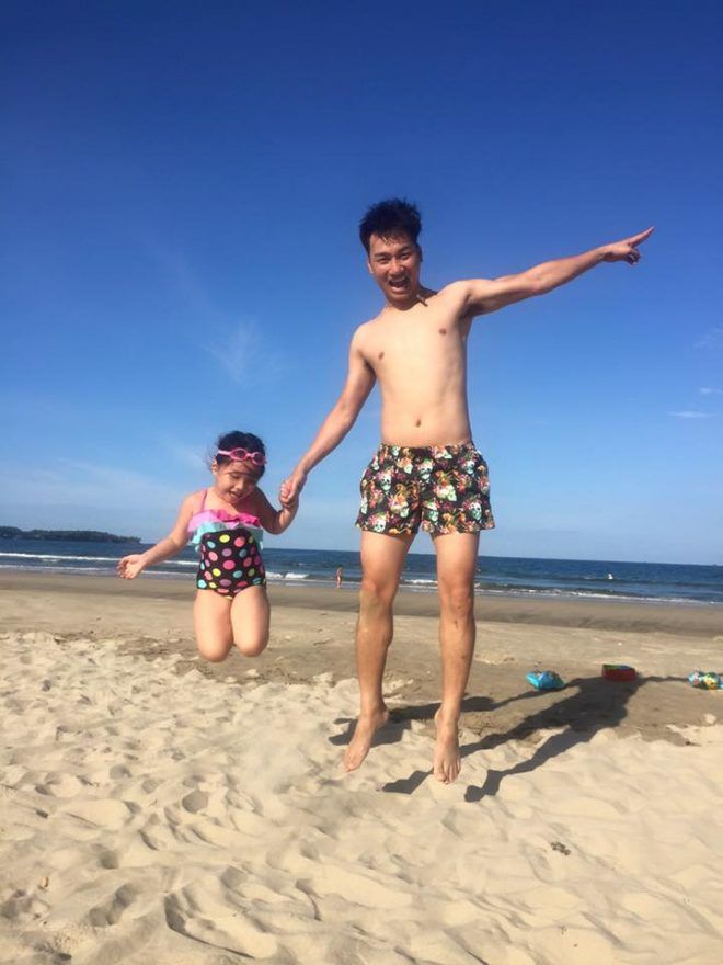 Hai bố con không quên lưu giữ lại những khoảnh khắc đẹp cùng nhau.