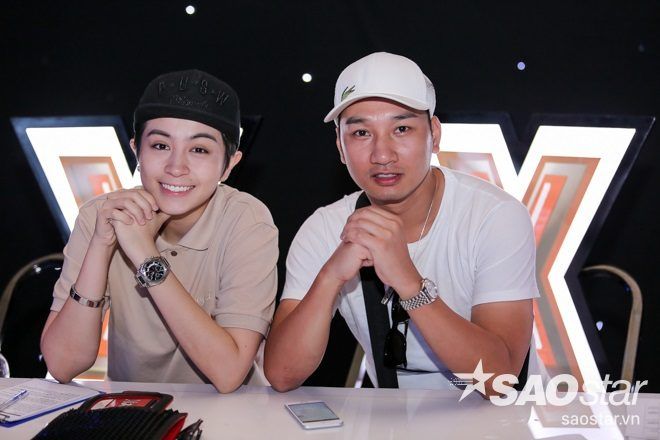 Khi đó, nam MC vẫn còn đeo chiếc túi xách trên người.