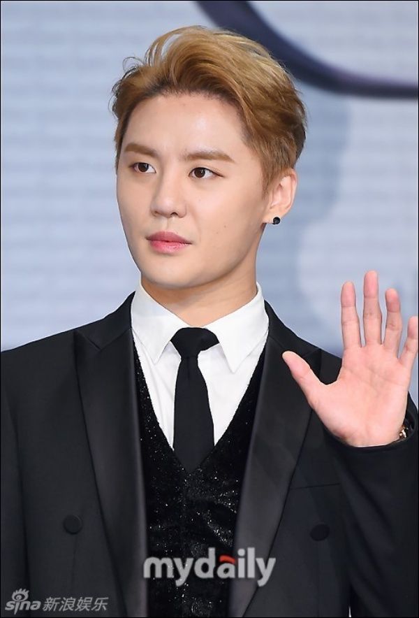 Junsu xuất hiện với gương mặt điển trai và biểu cảm cởi mở. Anh chỉ giữ mặt lạnh trong thoáng chốc.