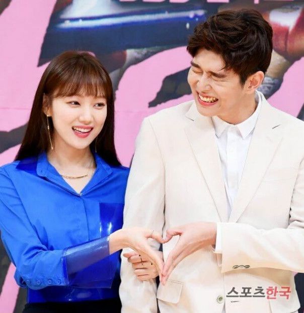 Nàng bác sĩ trong buổi họp báo mới nhất của bộ phim.