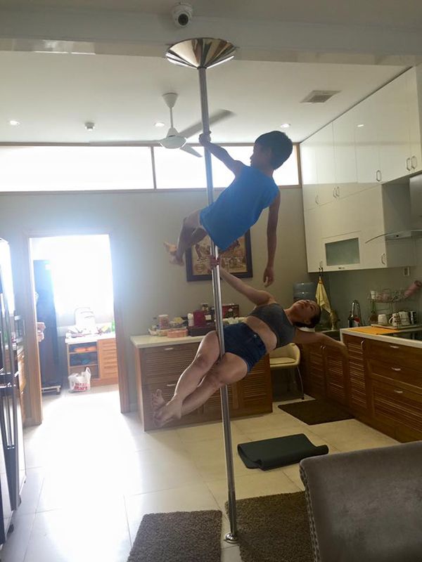 Thậm chí, Thu Hoài còn hay múa cột cùng cậu con trai út.