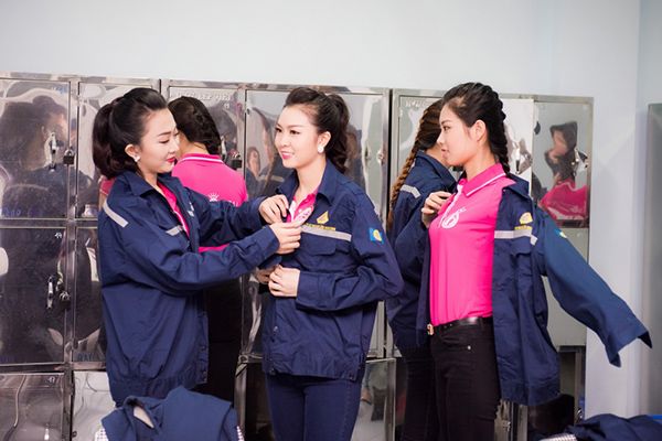 Không quên giúp nhau trong khi mặc áo.