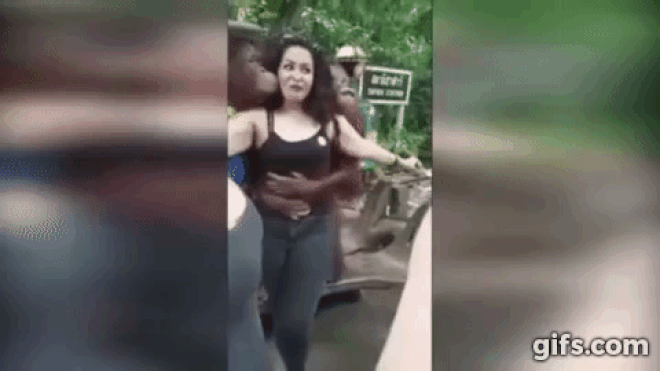 Đười ươi táo bạo ‘sàm sỡ’ vòng 1 của nữ du khách Ảnh 2