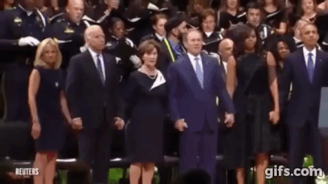 ‘Đau lòng’ khi cựu Tổng thống Mỹ nhảy nhót tại lễ Quốc tang các nạn nhân trong vụ xả súng ở Dallas Ảnh 2