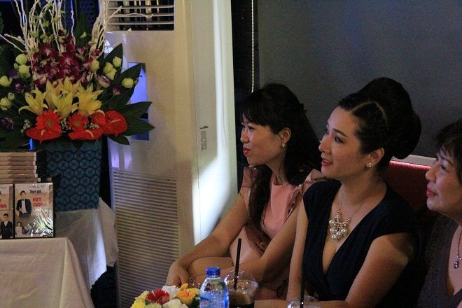 Thanh Thanh Hiền chăm chú lắng nghe những tâm sự, trải lòng cũng như chia sẻ niềm vui khi ra mắt album đầu tay của đồng nghiệp.