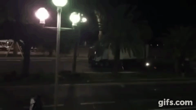 Khủng bố ở Pháp: Xe máy liều mình văng vào cản bánh chiếc xe tải tử thần Ảnh 2