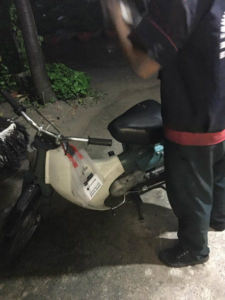 Anh chàng đi xe Cub và trên người vẫn còn mặc bộ đồng phục nơi làm việc.