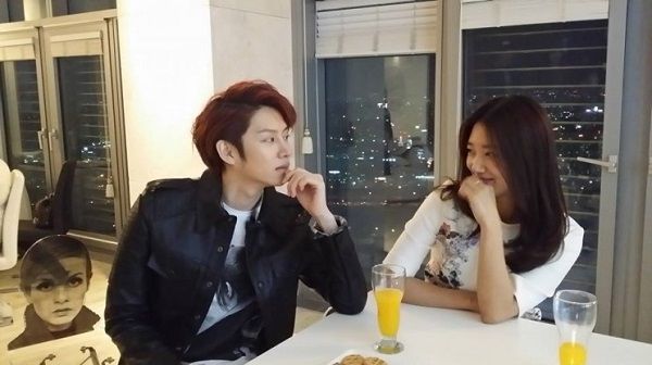 Nổi tiếng là sao nam có tính cách quảng giao, Kim Hee Chul cũng chính là một trong những người bạn của Park Shin Hye.