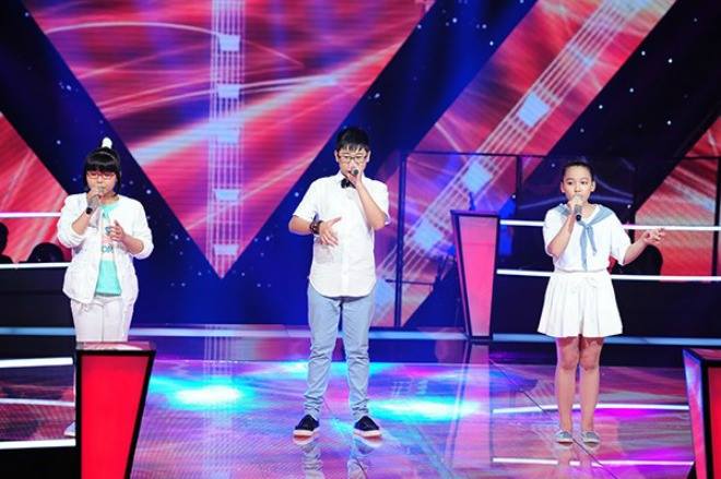 Tiết mục của cả khiến các huấn luyện viên phán khích và đứng ngồi không yên.