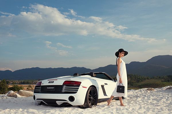 Phạm Hương thích thú trước bối cảnh trên núi nhưng có cát trắng mịn, hồ nước xanh và không thể thiếu siêu xe.