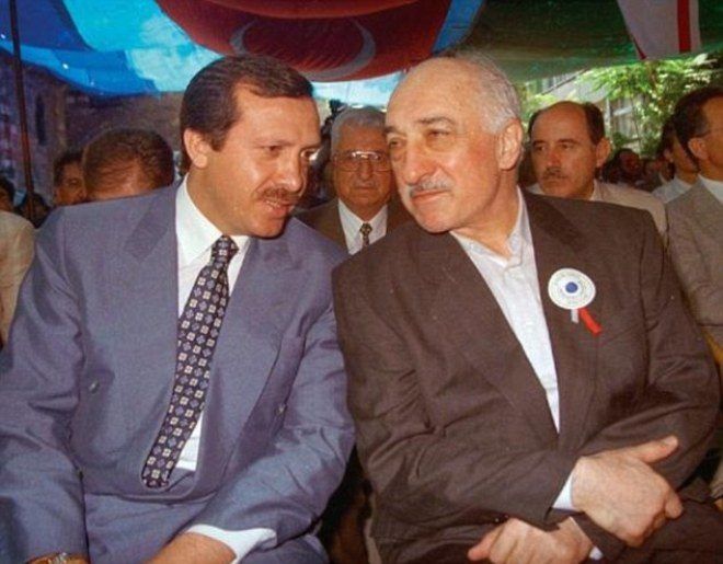 Ông Erdogan (bên trái) và ông Gulen (bên phải) từng là đồng minh sát cánh bên nhau trước khi trở thành kẻ thù không đội trời chung