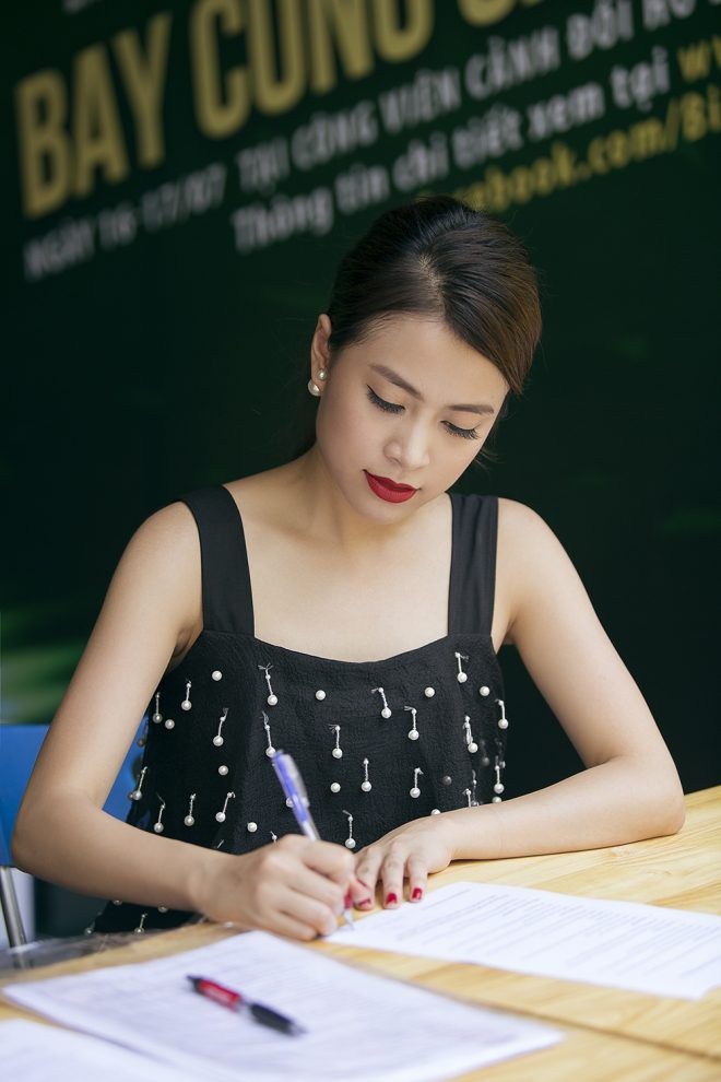 Cũng giống như những người chơi khác, Hoàng Thùy Linh phải kí cam kết trước khi chơi