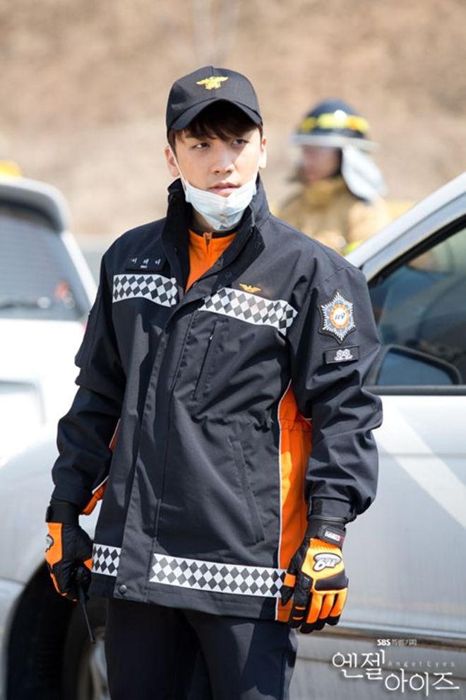 Teddy Seo cực điển trai trong bộ trang phục nhân viên cứu hộ.