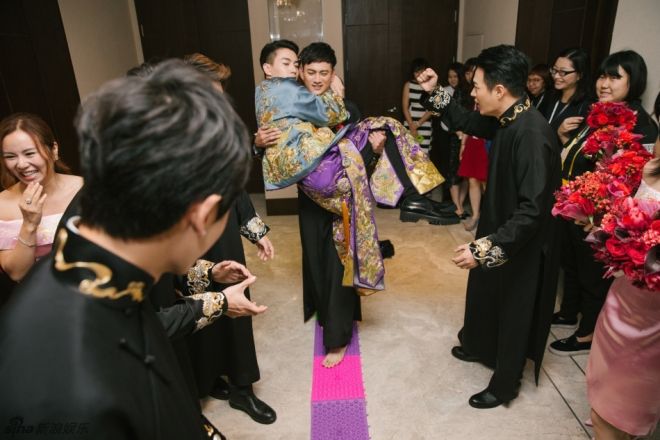 Chú rể tiến vào đón dâu.