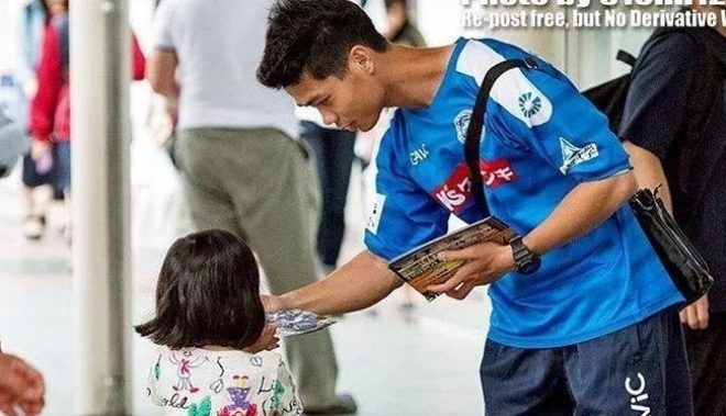 Anh nhiều lần phải đi phát tờ rơi quảng cáo, công việc dành cho những cầu thủ không được đăng ký thi đấu.