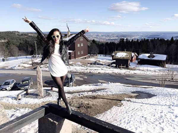 Bên cạnh đó, cô còn có phong cách thời trang sành điệu.