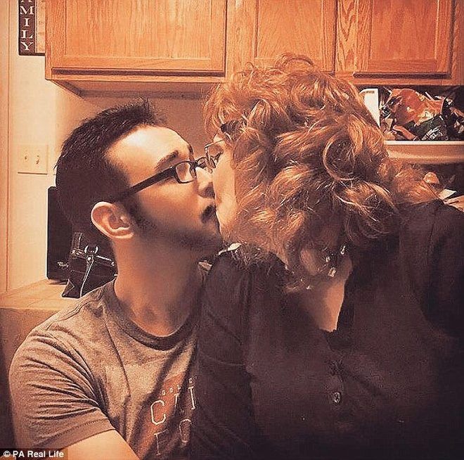 Họ trao nhau những nụ hôn say đắm