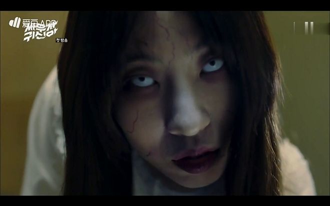 Dí sát khuôn mặt rùng rợn mang hơi thở hôi thối về phía bạn.