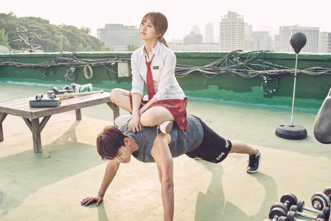 Ngồi lên lưng bạn mỗi khi tập thể dục.