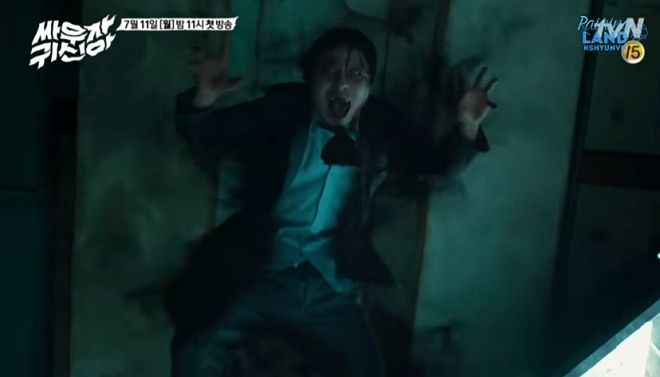 Bạn đuổi theo và bị hắn phục kích tại một nơi vắng vẻ.