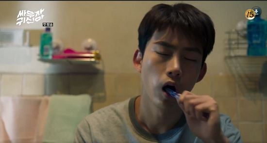 Tưởng tượng vào một buổi sáng thức dậy, như mọi ngày, bạn ngái ngủ bước vào phòng vệ sinh.