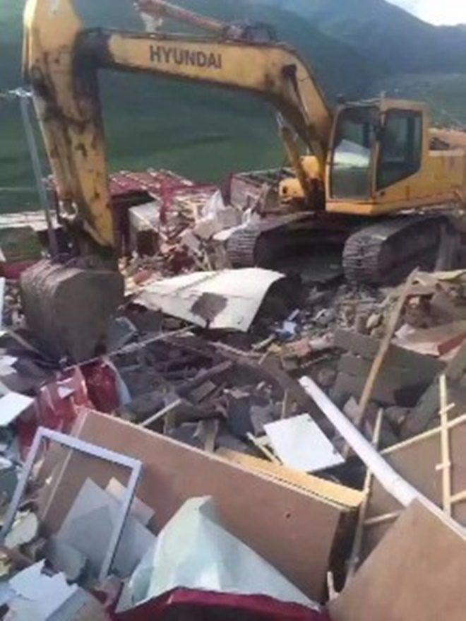 Hầu hết cư dân Tây Tạng và Phật tử khắp nơi trên thế giới đều không đồng tình hành động can thiệp vào Trung tâm Phật giáo có sức ảnh hưởng này