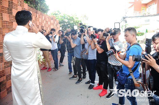 Rất đông phóng viên có mặt để đưa tin về lễ ăn hỏi của Thanh Bình - Ngọc Lan.