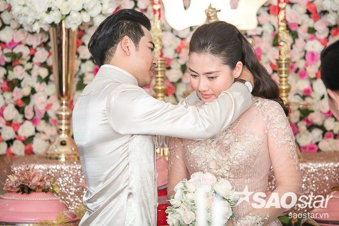 Thanh Bình không quên đeo hoa tai, vòng cổ cho bà xã.