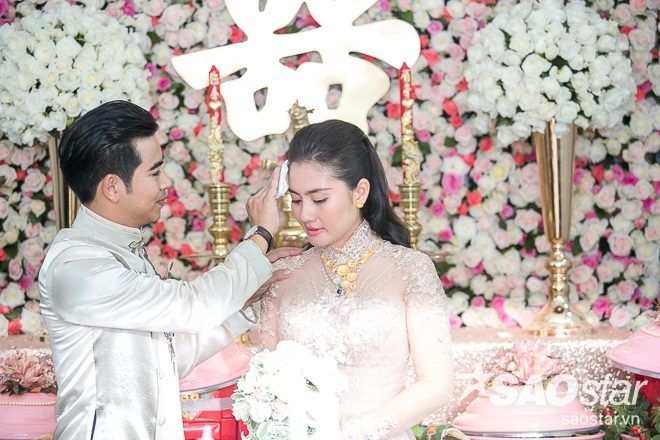 Thanh Bình ân cần lau mồ hôi cho bà xã Ngọc Lan.