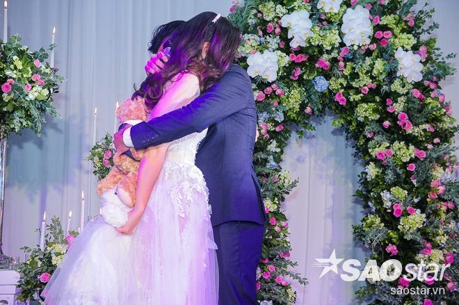 Hai vợ chồng ôm nhau trên sân khấu...