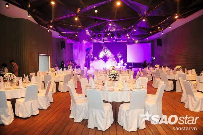 Không gian lễ đính hôn với gam màu trắng làm chủ đạo.