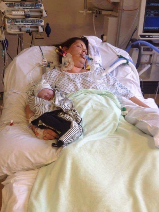 Khi Rory được lấy ra từ cơ thể mẹ, mọi người đã đặt cậu bé trong vòng tay Lynsey và chụp bức ảnh. đầu tiên của hai mẹ con.